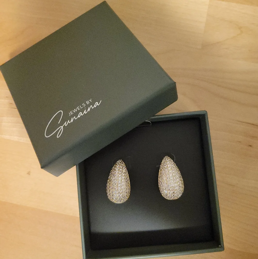 JEWELS BY SUNAINA Narnia Studs, Gold - Picture 2 of 2